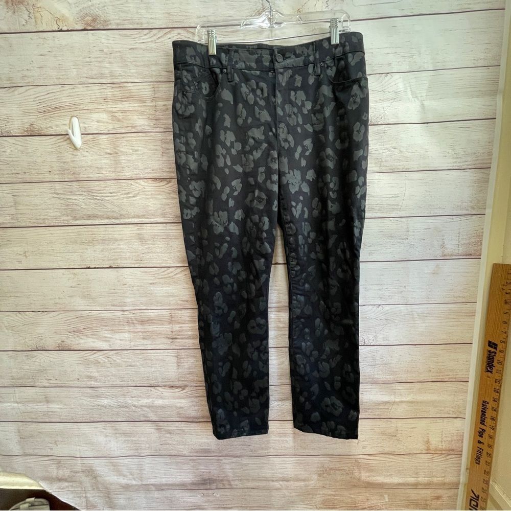 CHICOS SECRET STRETCH‎ COATED LEOPARD PRINT PANTS IN BLACK